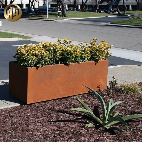 Rechteckiger, rostiger Metall-Pflanzgefäß aus Cortenstahl in modernem Design
